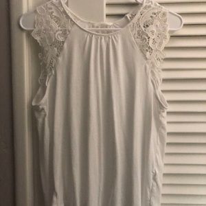 🌻Pretty Little White Lace Top